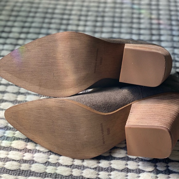 Marc fisher boot 
Style:Bellie
Suede
Ankle
Studded - Picture 4 of 6